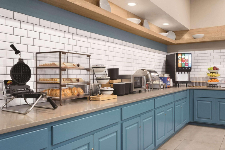 Food & Drinks 4, Country Inn & Suites by Radisson, Merrillville, IN, Lake