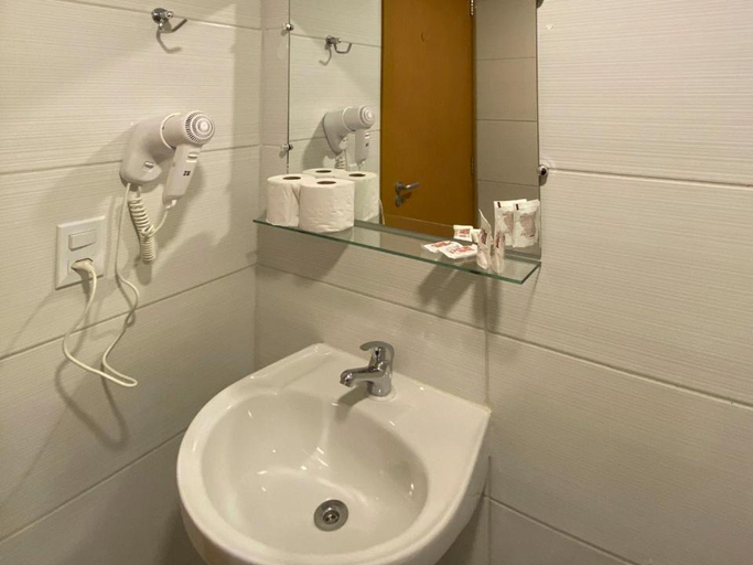 Bathroom 4, P1 Hotel, Santa Maria