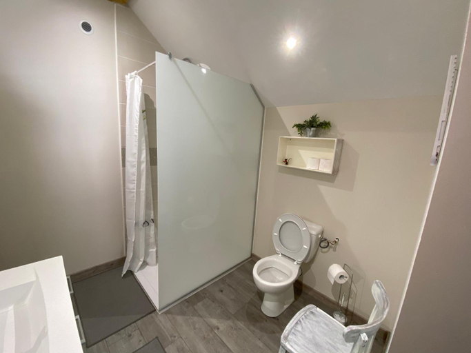 Others 5, Chambre privative chez Toutoune, Jura