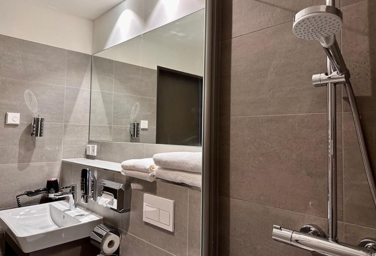 Bathroom 4, Hotel Schöne Aussicht, Stilvoll modern, direkt am Rüstersieler Hafen, Wilhelmshaven