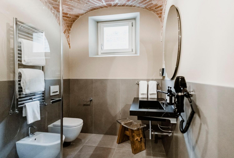 Bathroom 14