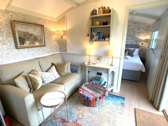 Others 4, Stunning Shepherds Hut with Superb Views & Fire Pit near a Superb Gastro Pub, Devon