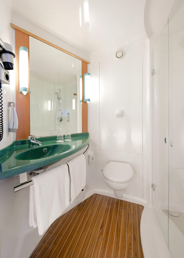 Bathroom 4, ibis budget Valencia Aeropuerto, Valencia