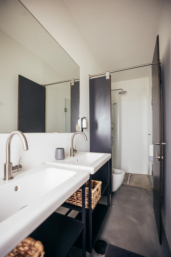 Bathroom 3, MUTE Hostel Porto Covo, Sines