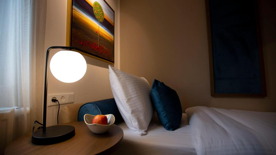 Bedroom 2, Delphi Hotel & Restaurant, Harburg