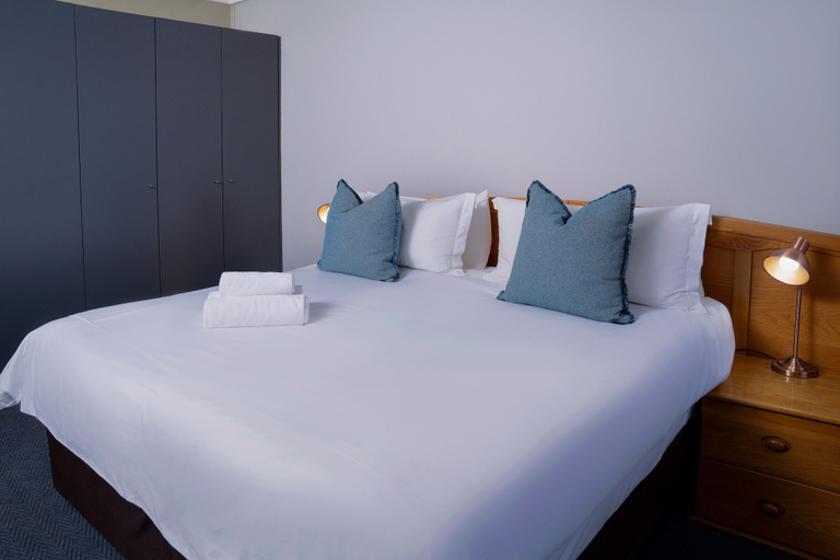 Bedroom 2, Q's Evander Hotel and Apartment, Gert Sibande