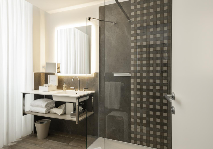 Bathroom 18