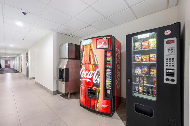 Food & Drinks 5, Red Roof PLUS+ & Suites Birmingham – Bessemer, Jefferson