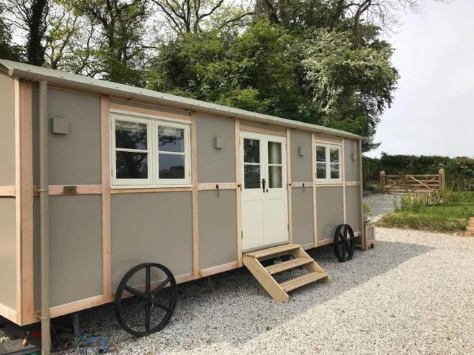 Others 5, Stunning Shepherds Hut with Superb Views & Fire Pit near a Superb Gastro Pub, Devon