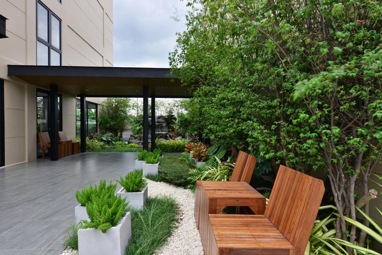 Exterior & Views 18