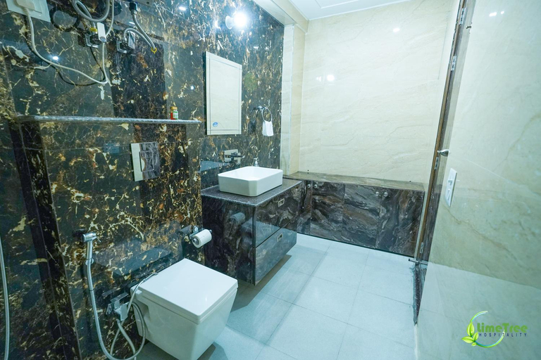 Bathroom 3, Lime Tree Hotel near 32nd Avenue , Gurgaon