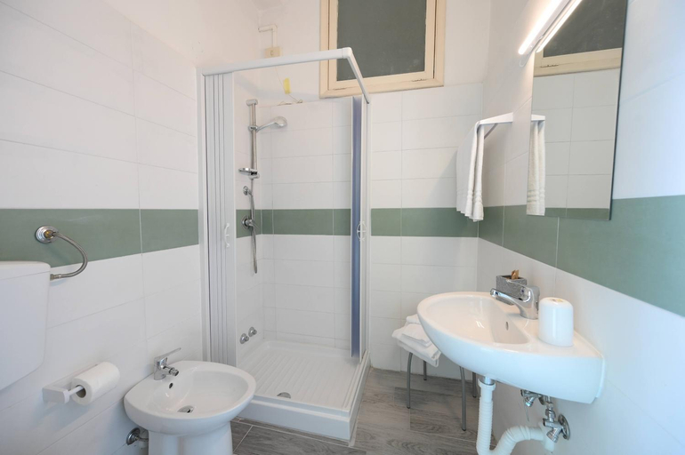 Bathroom 3, Villa Diana Rooms, Napoli