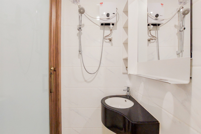 Bathroom 3, Modern Look And Compact Studio At Sky House Alam Sutera Apartment, Tangerang
