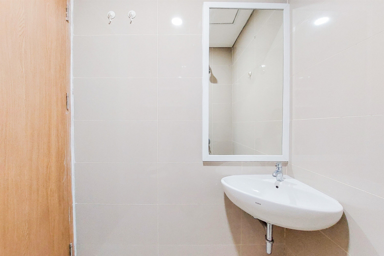 Bathroom 5, Nice And Simply Look Studio Apartment At B Residence, Tangerang Selatan