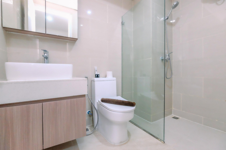 Bathroom 3, Relaxing Studio At Daan Mogot City Apartment, West Jakarta