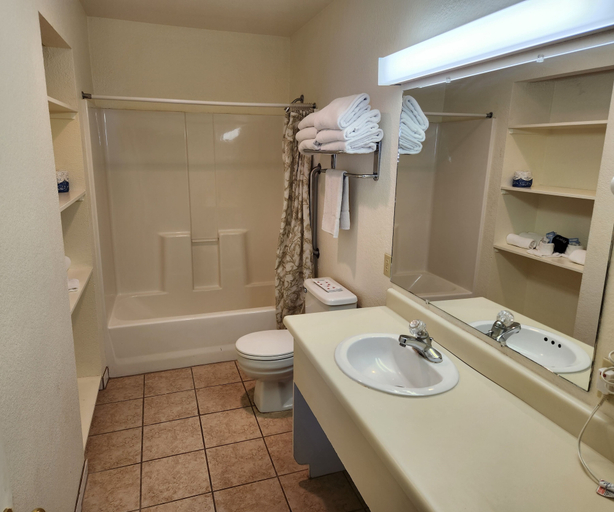 Bathroom 3, Bayview Inn, Del Norte