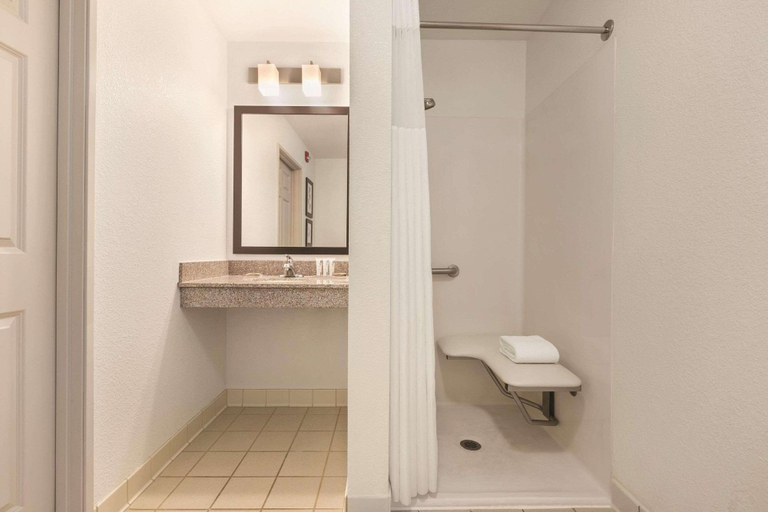 Bathroom 4, Country Inn & Suites by Radisson, Willmar, MN, Kandiyohi