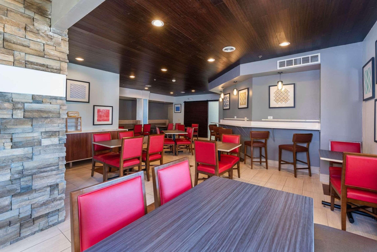 Food & Drinks 5, Country Inn & Suites by Radisson, South Haven, MI, Van Buren