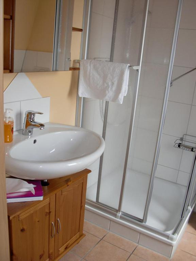 Bathroom 2, Hotel "Pension" Strandkorb, Aurich