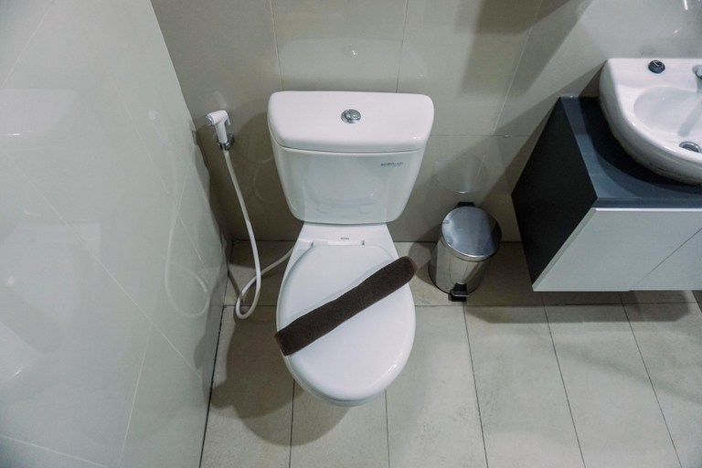 Bathroom 3, Modern And Comfy 1Br At M-Town Signature Apartment, Tangerang