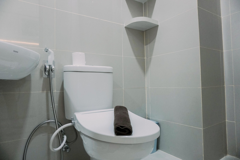 Bathroom 3, Simply And Nice Studio Apartment At B Residence, South Tangerang