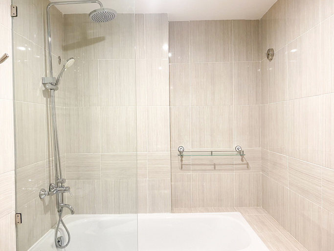 Bathroom 3, Comfortable And Strategic 1Br At Vasanta Innopark Apartment, Cikarang