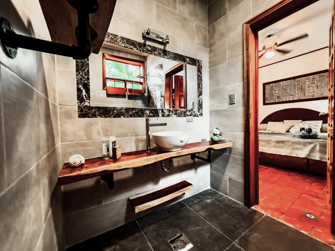 Bathroom 4, Canal Grande Lodge, Mora