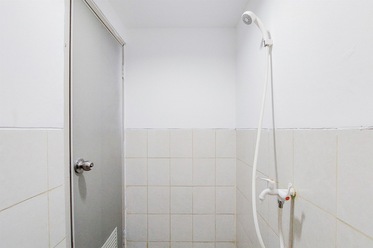 Bathroom 3, Modern Look Studio At Urbantown Serpong Apartment, Tangerang Selatan