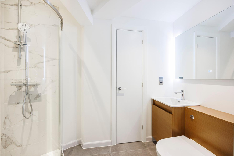 Bathroom 2, Cresta House - Modern Apartments, Luton