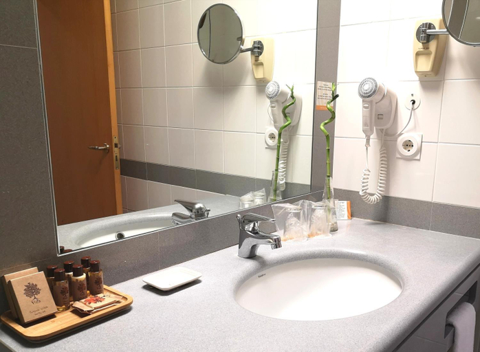 Bathroom 5, Riviera Hotel, Cascais