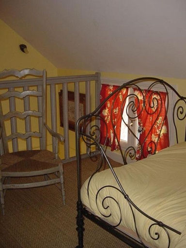 Bedroom 2, Chambres d'hotes Saint Nicolas, maisonnettes individuelles dans propriete privee, Yonne