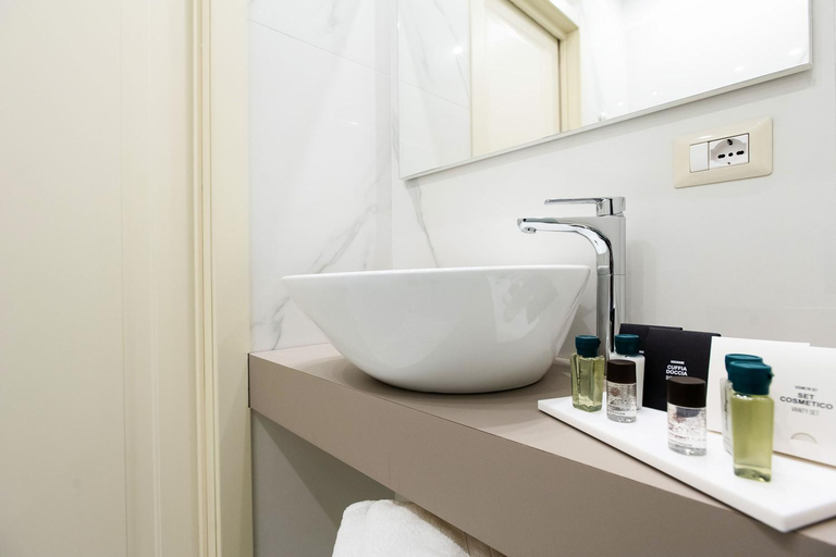Bathroom 5, Imperatrice Suites, Napoli