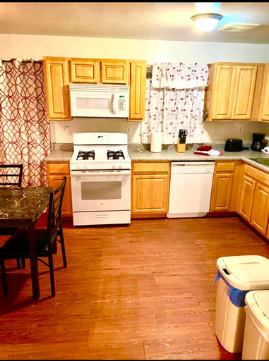 Others 5, Large 3-Bedrooms/2-Bath Apt, One Block to Train, New York