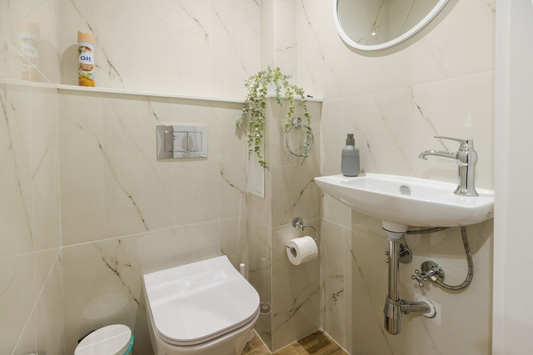 Bathroom 4, ShortStayPoland Zelazna B146, Warsaw