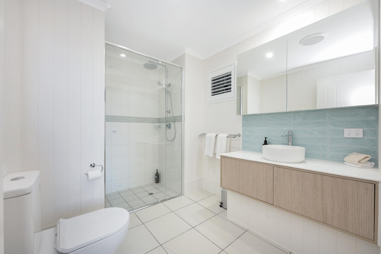 Others 3, Walk to Strand and Ocean - Luxury Gregory Street Apartment, North Ward-Castle Hill