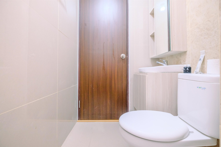 Bathroom 3, Homey And Modern Look 2Br Transpark Cibubur Apartment, Depok