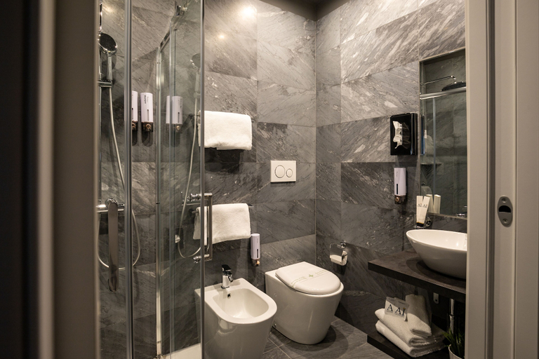 Bathroom 5, AH - Duomo Essence, Milano