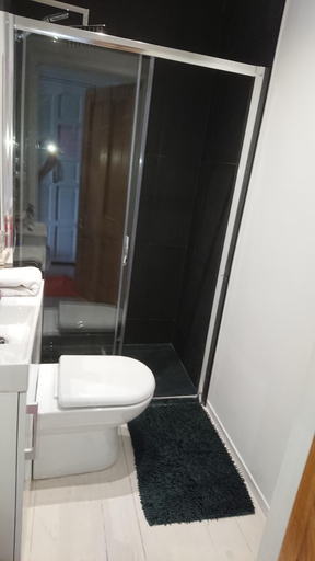 Others 2, Surf Lookout - King size en-suite with sea views, Cornwall