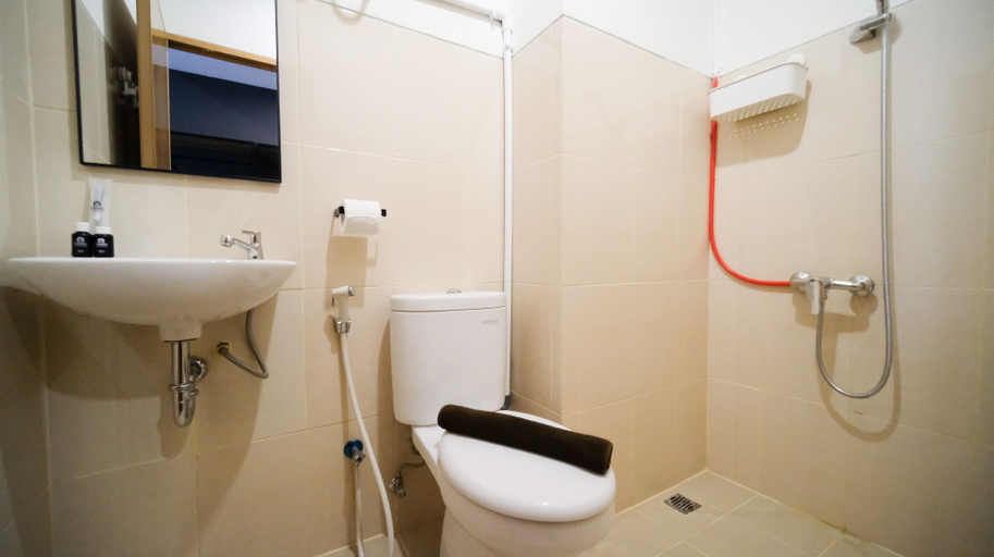 Bathroom 2, Wonderful 2Br Combine At Bale Hinggil Apartment, Surabaya