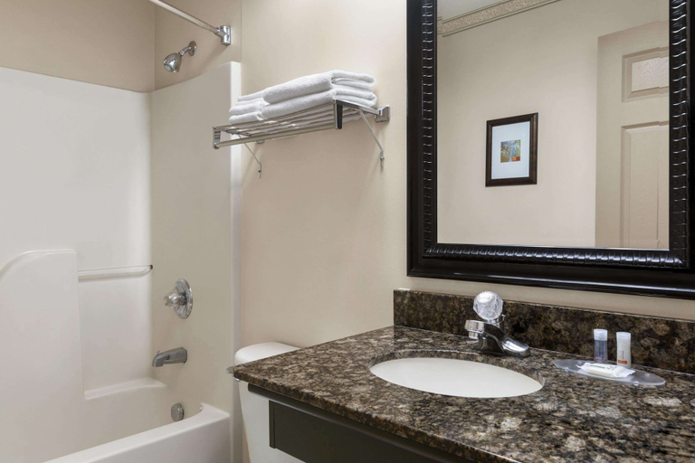 Bathroom 4, Days Inn & Suites by Wyndham Sault Ste. Marie ON, Algoma