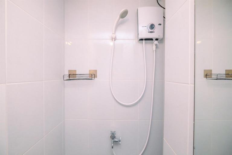 Bathroom 3, Homey And Relaxing Studio Tokyo Riverside Pik 2 Apartment, Tangerang