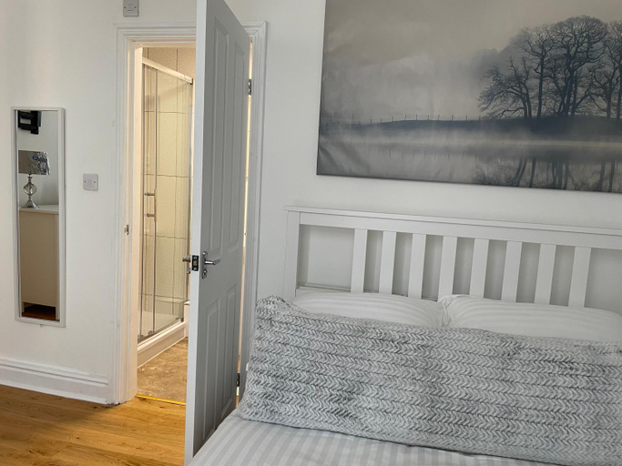 Bedroom 2, CityStays Rooms with Free Parking, Sefton