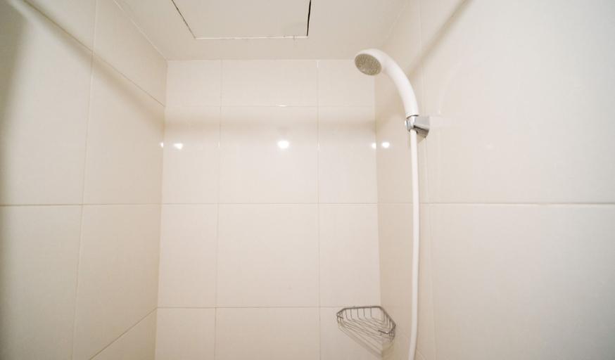 Bathroom 4, Simple And Cozy Studio Apartment At Tanglin Supermall Mansion, Surabaya
