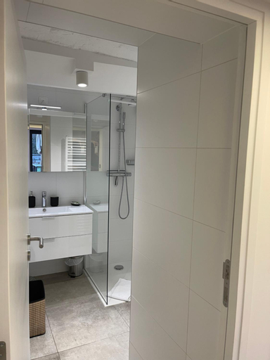 Bathroom 10