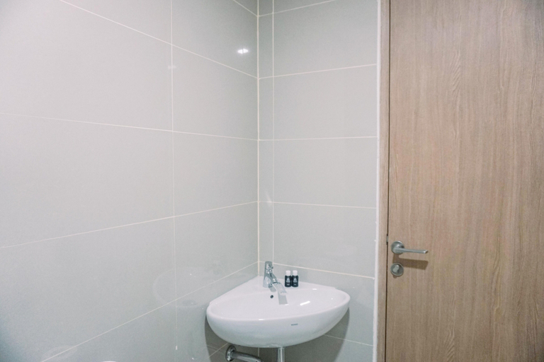 Bathroom 3, Strategic And Best Deal Studio At Apartment B Residence, South Tangerang