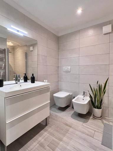 Bathroom 13