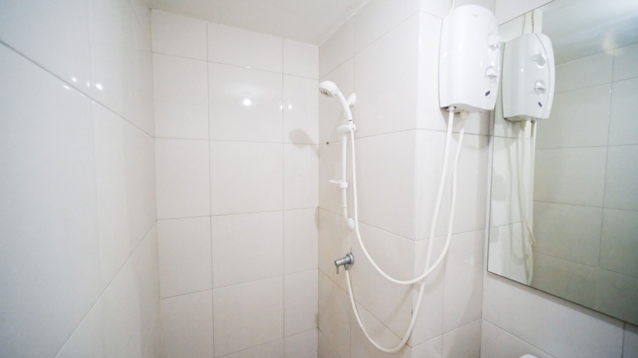 Bathroom 2, Modern And Homey Studio At Tanglin Supermall Mansion Apartment, Surabaya