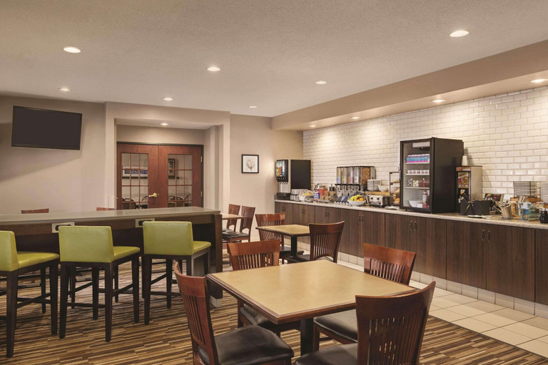 Food & Drinks 5, Country Inn & Suites by Radisson, Willmar, MN, Kandiyohi