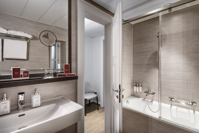 Bathroom 5, Château d'Ouchy, Lausanne