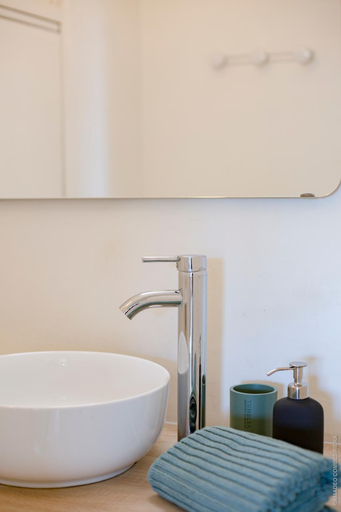 Bathroom 2, Maison dans les Arbres, SPA, Tennis, Parking, Gard